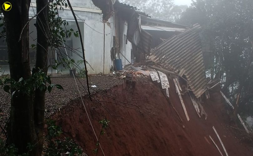 Queda de muro de contenção mobiliza bombeiros e leva à interdição de residência