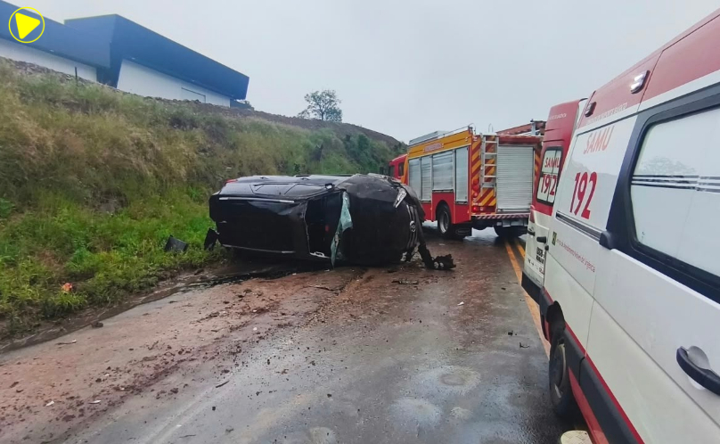 Mulher fica ferida após carro sair da pista e capotar na BR-282