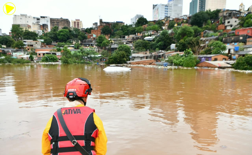 Cheia do rio Paraná leva Itaipu a abrir segunda calha do vertedouro