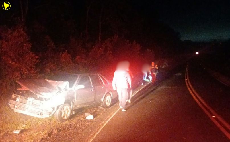 Batida de frente entre carro e moto deixa duas pessoas gravemente feridas