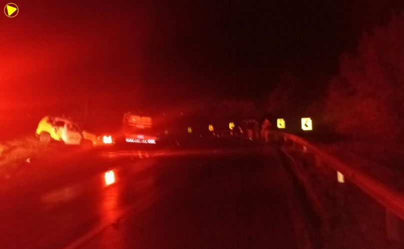 Batida lateral entre dois veículos deixa mulher ferida