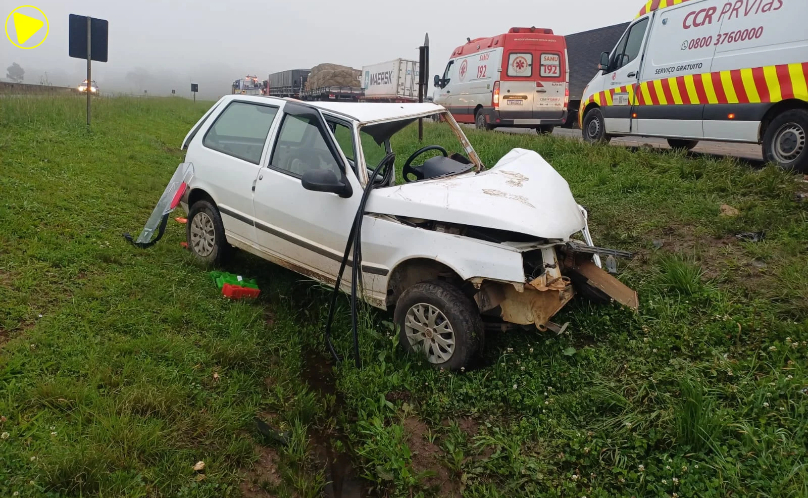 Caminhão tomba após tentar desviar de carro na contramão na BR-376