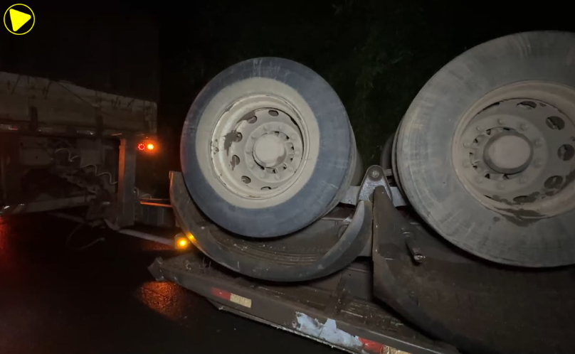 Carreta carregada com fertilizantes sai da pista e tomba na BR-163