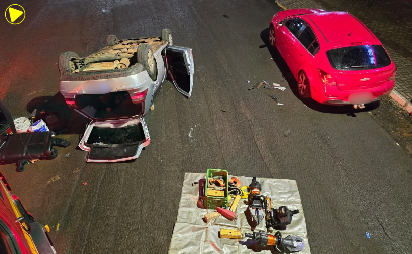 Carro capota após atingir veículo estacionado em Xaxim