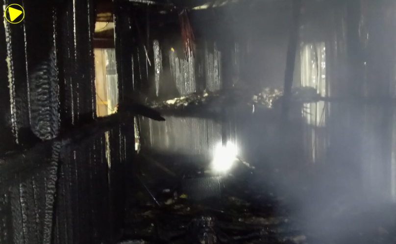 Incêndio atinge abrigo de ferramentas durante a madrugada