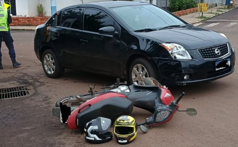 Bombeiros socorrem motociclista após acidente