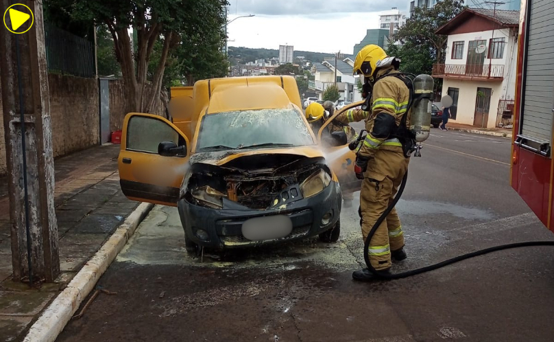Incêndio atinge compartimento do motor de Fiat Fiorino em Xanxerê