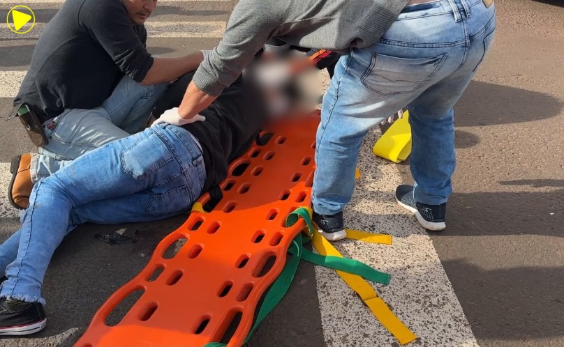 Gravíssimo acidente entre carro e moto deixa jovem de 22 anos ferido