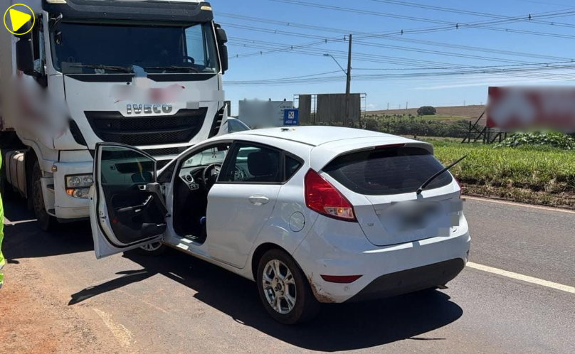 Carro invade pista contrária e bate de frente com carreta na BR-376