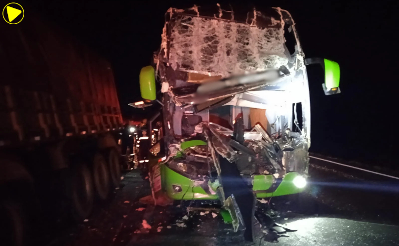 Motorista de ônibus morre após colisão traseira na BR-376