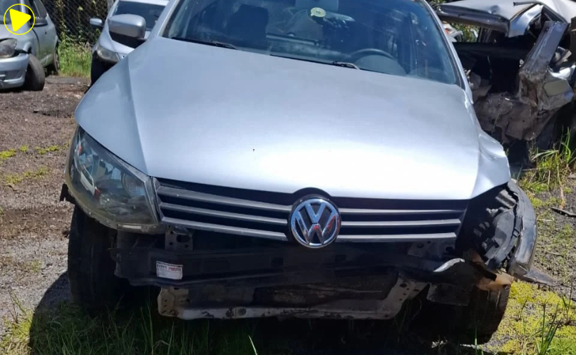 VW Gol sai da pista na PR-151 e motorista deixa o local