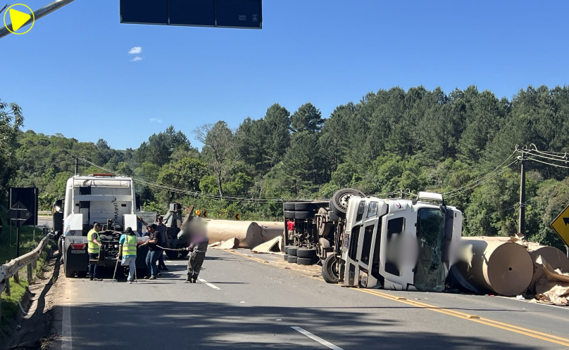 Caminhão tomba e motorista fica ferido em acidente na PR-340