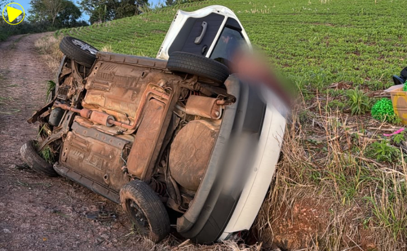 Carro sai da pista e capota deixando duas pessoas feridas na PR-566