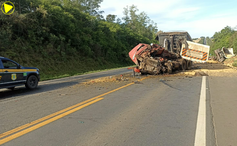 Colisão frontal entre carretas deixa um morto e interdita a BR-277