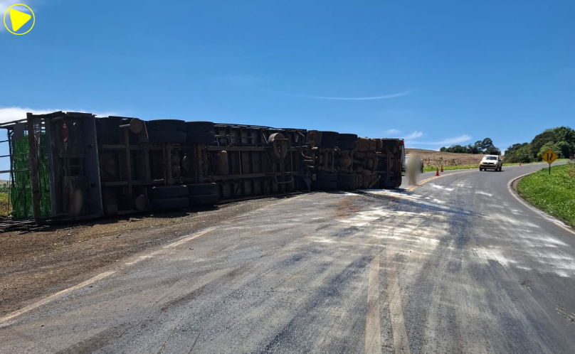 Caminhão tomba na PR-566 e provoca bloqueio total da rodovia em Coronel Vivida