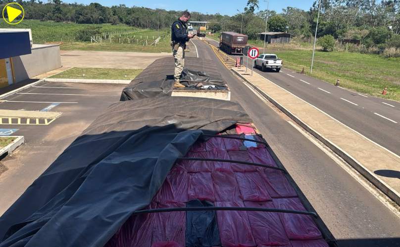 PRF apreende carreta com 600 mil maços de cigarros contrabandeados no Paraná