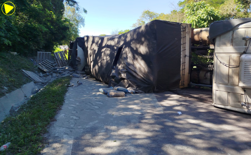 Tombamento de dois caminhões deixa trânsito em pare e siga na BR-277