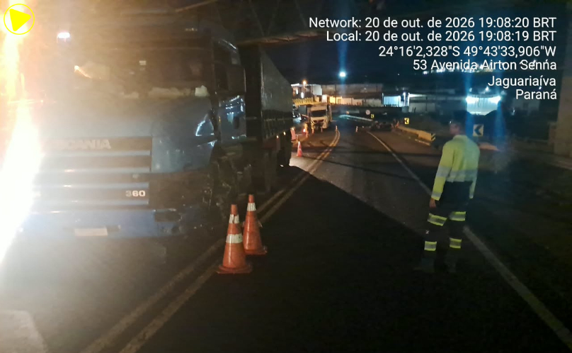 Colisão frontal entre caminhão e carro deixa motorista ferido na PR-151
