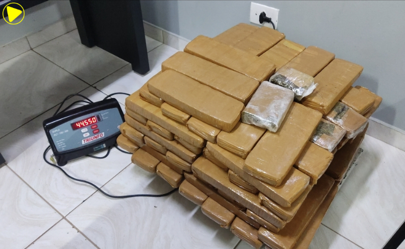 PRF apreende mais de 46 kg de drogas em carro de aplicativo na BR-277