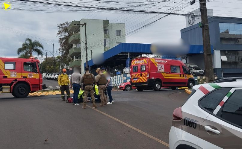 Motociclista recebe atendimento após se envolver em acidente com carro