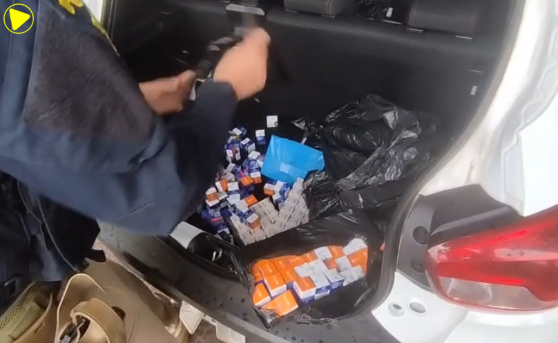 PRF prende dois homens e apreende medicamentos estrangeiros em carro de escolta armada na BR-277