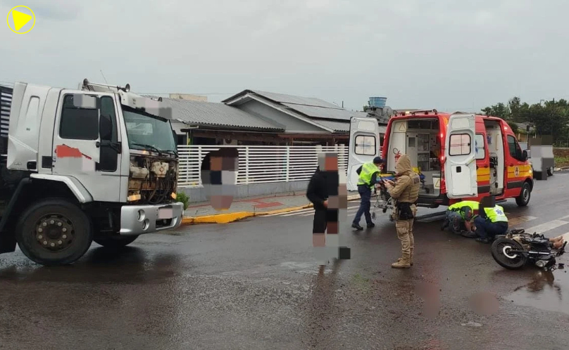 Motociclista fica ferido após colisão com caminhão em Maravilha