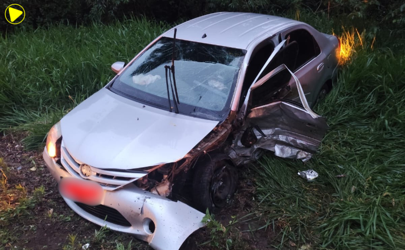 Colisão entre três carros deixa uma pessoa morta e outras feridas na BR-282
