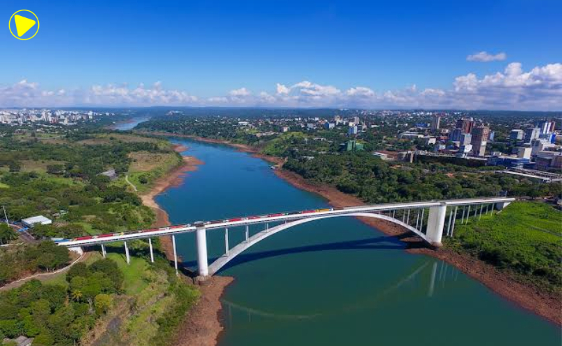 Acidente entre duas motocicletas deixa homem ferido na Ponte da Amizade