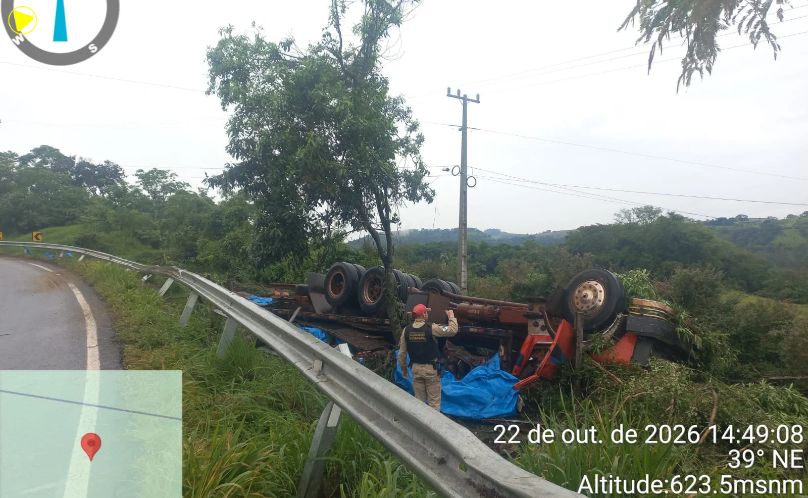Capotamento de caminhão deixa um morto e um ferido na PRC-487