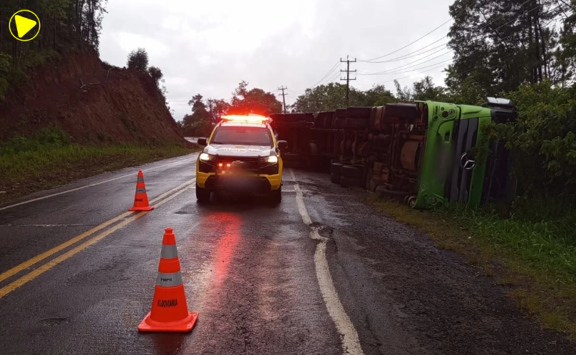 Tombamento de caminhão é registrado na PR-180 em Dois Vizinhos