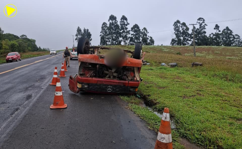 Caminhão tomba na PR-151 e motorista fica ferido em Sengés