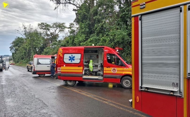 Motociclista fica ferido em acidente envolvendo caminhão