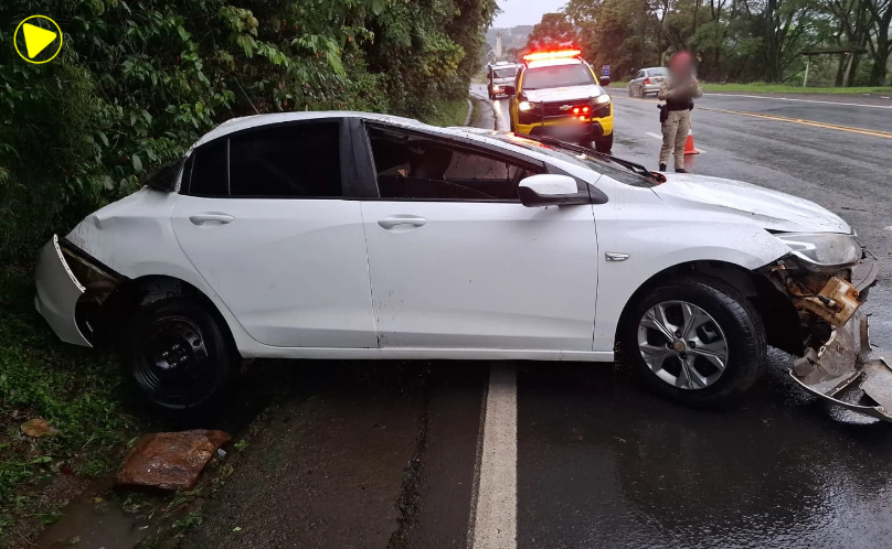 Carro capota na PR-483 e motorista fica ferido em Francisco Beltrão