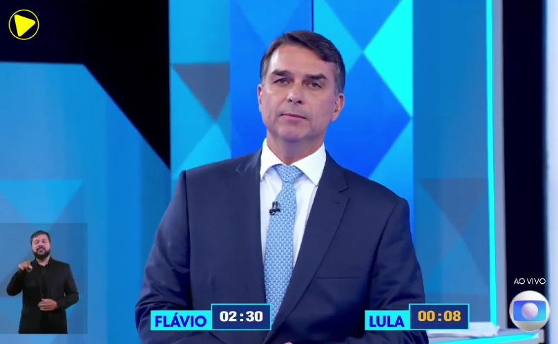 “Você dá com uma mão e tira com os nove dedos”: Flávio Bolsonaro critica salário mínimo durante debate presidencial