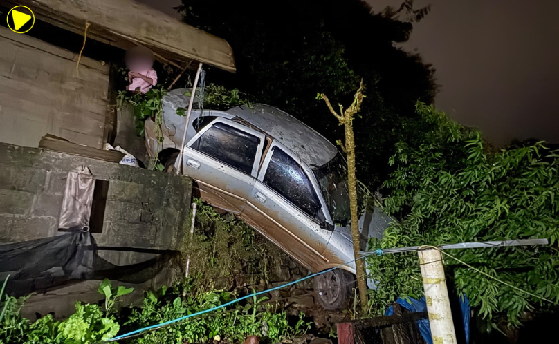 Carro sai da pista e atinge muro de residência em Modelo