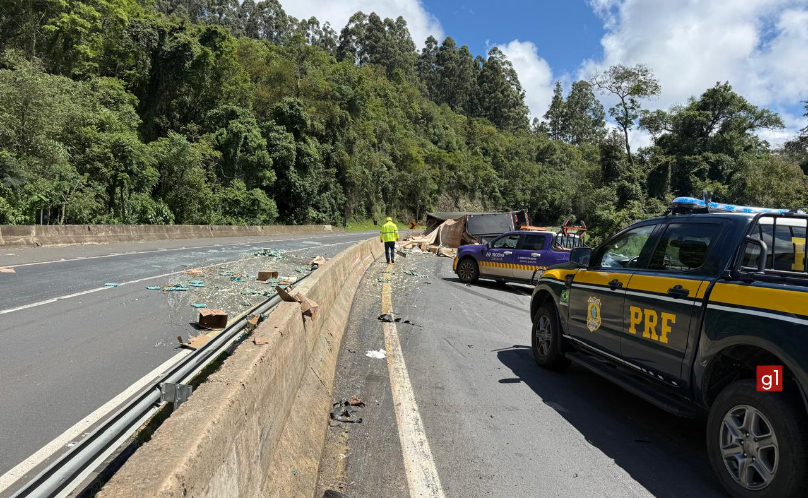 Caminhão carregado com ovos tomba na BR-376 e deixa motorista gravemente ferido