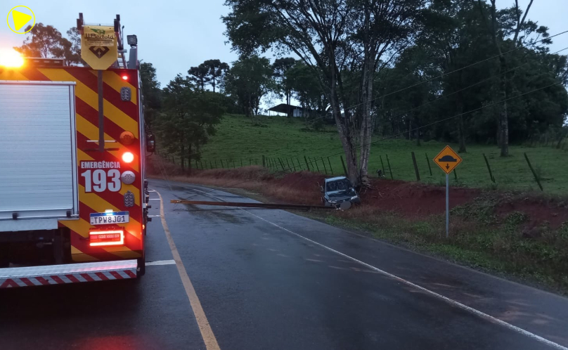 Veículo sai da pista e bate contra poste em Pinhalzinho