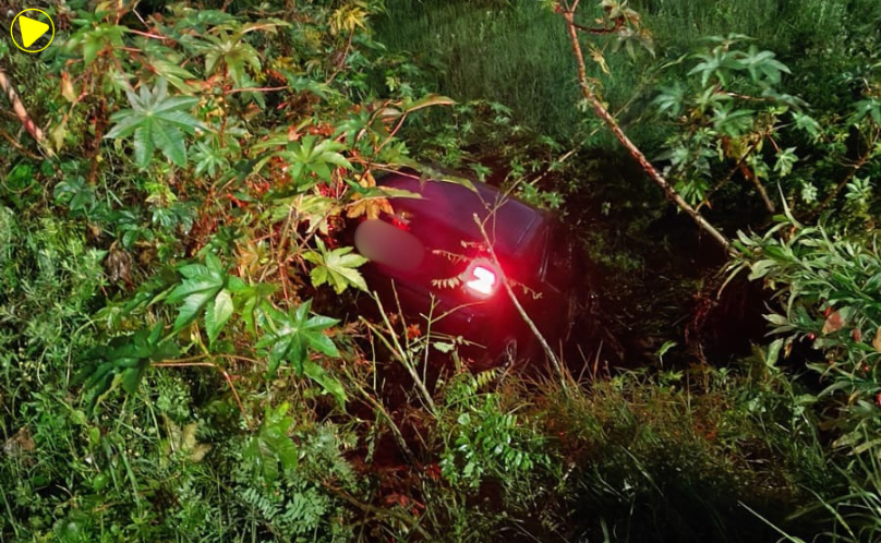 Carro cai em ribanceira de 7 metros em Chapecó