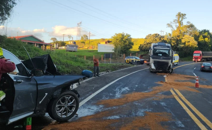 BMW invade pista contrária e bate de frente com carreta na BR-376