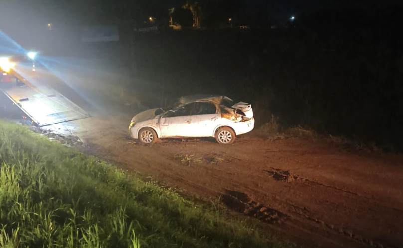 Carro capota na PR-151 e deixa motorista ferido
