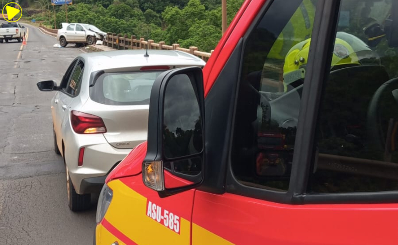 Carro fica sobre guarda-corpo de ponte após colisão com caminhão na BR-282