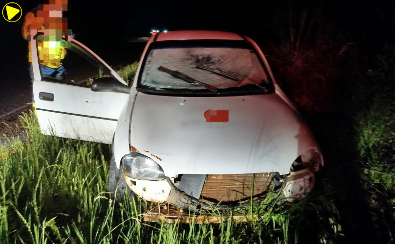 Dois carros saem da pista após colisão na SC-492