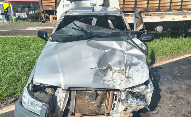 Colisão entre caminhão e Fiat Uno deixa duas pessoas feridas na PRC-158