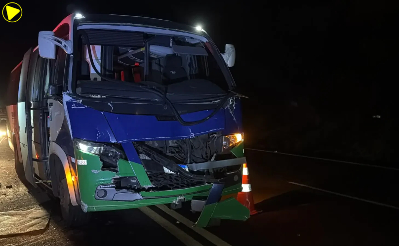 Ônibus com pacientes de Capanema colide contra caminhão próximo ao pedágio da PR-182