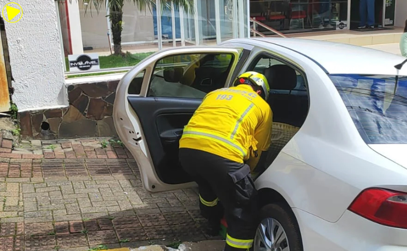 Motorista sofre possível mal súbito e bate carro contra muro