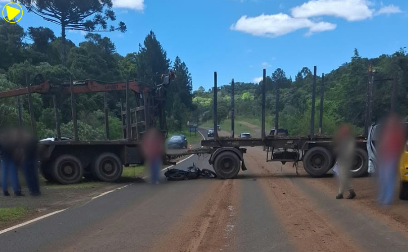 Motociclista fica ferido em colisão com caminhão na PR-180