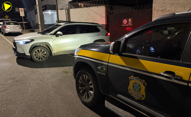 PRF recupera carro roubado e detém duas pessoas na BR-116