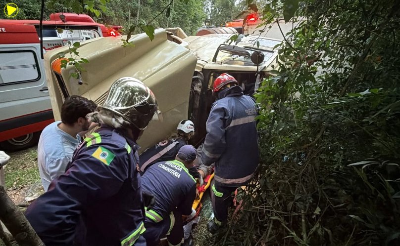 Um resgate pela vida: equipes enfrentam operação complexa para salvar motorista preso às ferragens