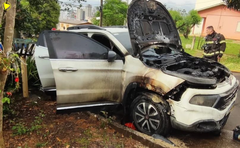 Bombeiros combatem incêndio em Fiat/Toro