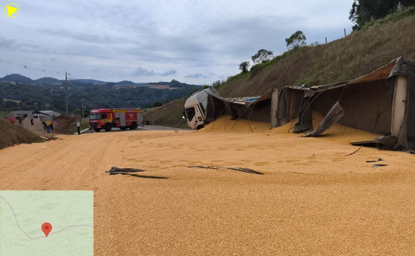 Carreta bitrem tomba e espalha carga de milho na SC-350